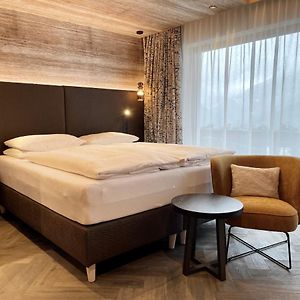 Zimmer mit Kingsize-Bett